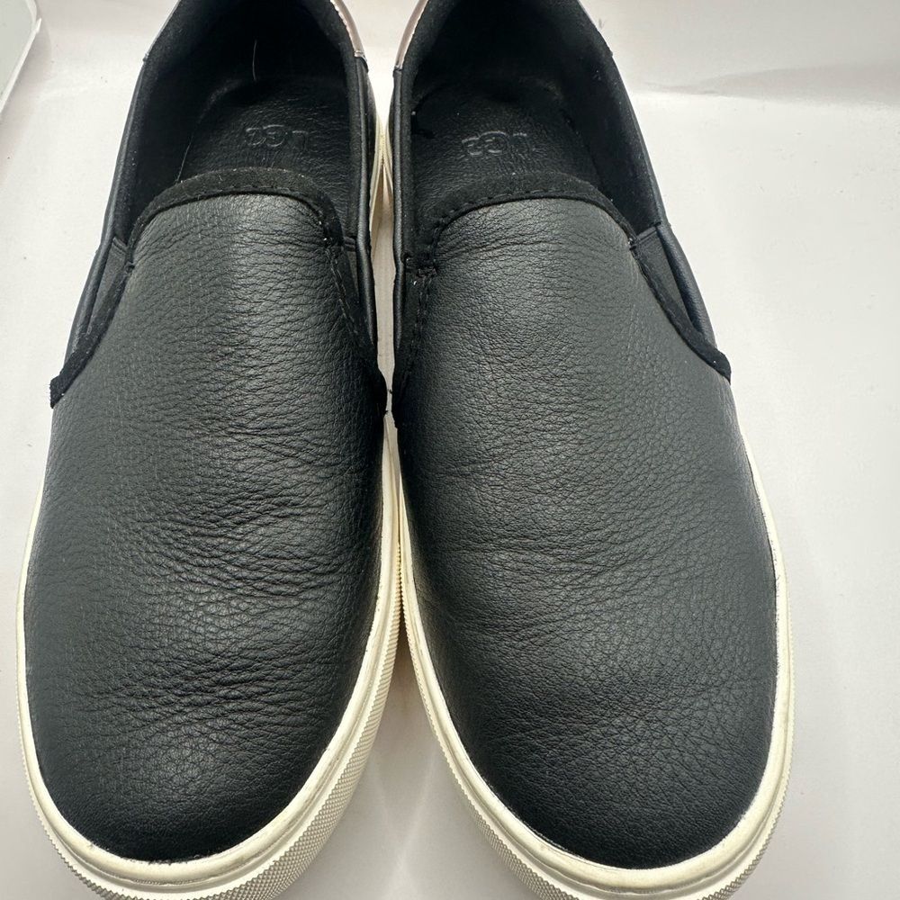 Ugg Cahlvan Black Leather Slip On Gold Accent Sneakers Size 7.5 - Picture 4 of 10